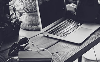 纽卡斯尔引援不力被昔日传奇嘲讽，出天价与落魄豪门争抢年轻中锋